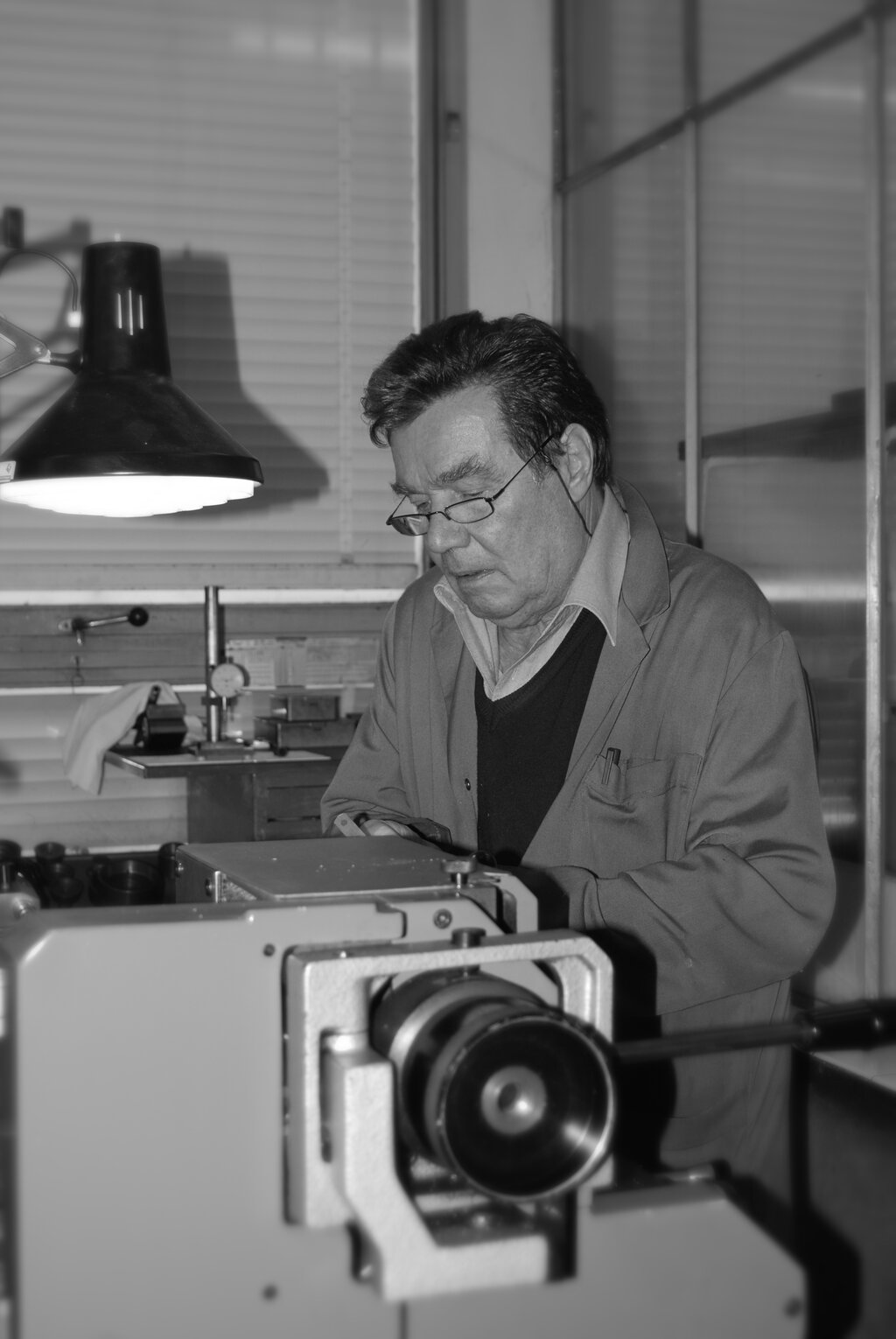 Louis Wiedmann au travail dans son atelier de mécanique de précision